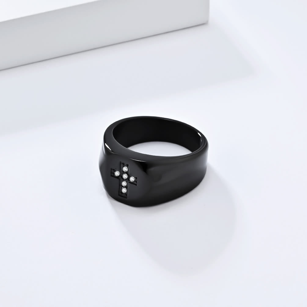 Anillo de Banda Gruesa con Cruz y Circonia en Tres Acabados: Símbolo de Fe Inquebrantable