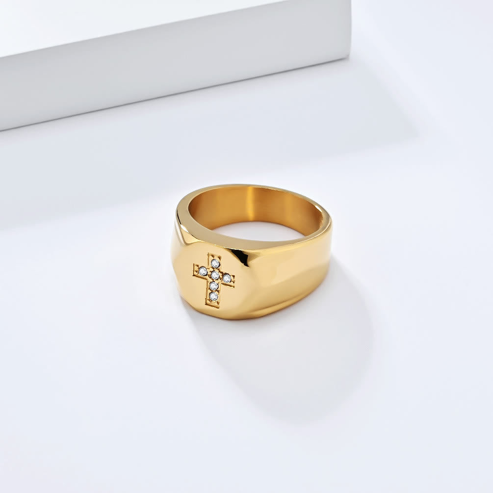 Anillo de Banda Gruesa con Cruz y Circonia en Tres Acabados: Símbolo de Fe Inquebrantable
