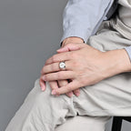Anillo de Banda Gruesa con Cruz y Circonia en Tres Acabados: Símbolo de Fe Inquebrantable