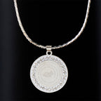 Collar de Escritura con Manos Orando en Marco de Circonia: Emblema de Humildad Divina