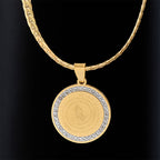 Collar de Escritura con Manos Orando en Marco de Circonia: Emblema de Humildad Divina