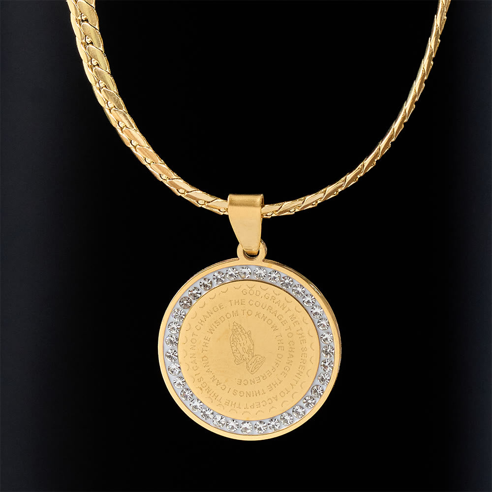 Collar de Escritura con Manos Orando en Marco de Circonia: Emblema de Humildad Divina