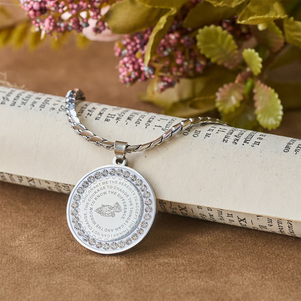 Collar de Escritura con Manos Orando en Marco de Circonia: Emblema de Humildad Divina