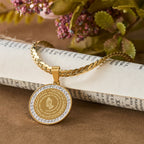 Collar de Escritura con Manos Orando en Marco de Circonia: Emblema de Humildad Divina
