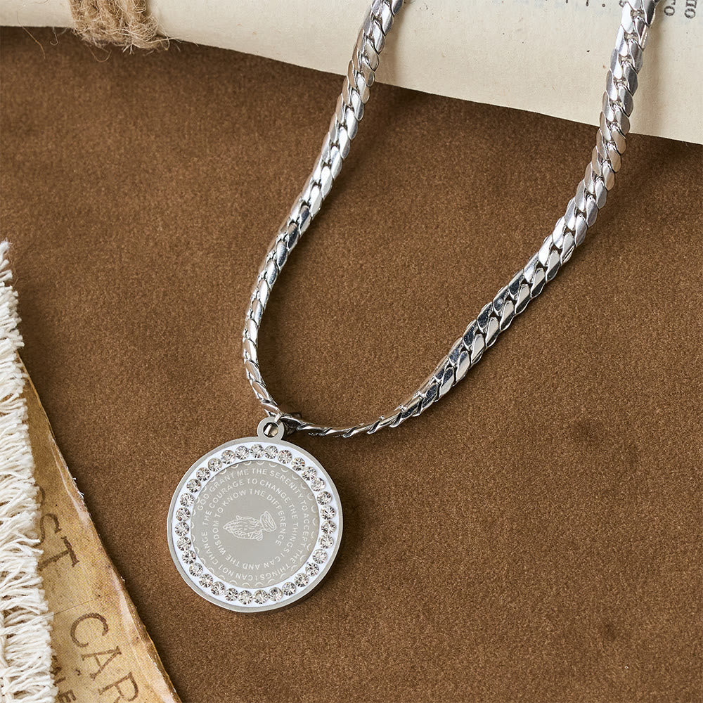 Collar de Escritura con Manos Orando en Marco de Circonia: Emblema de Humildad Divina