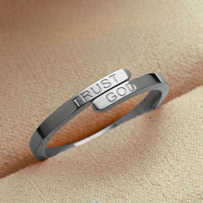 Anillo de Banda Partida "CONFÍA EN DIOS": Compañero Firme de Confianza Divina