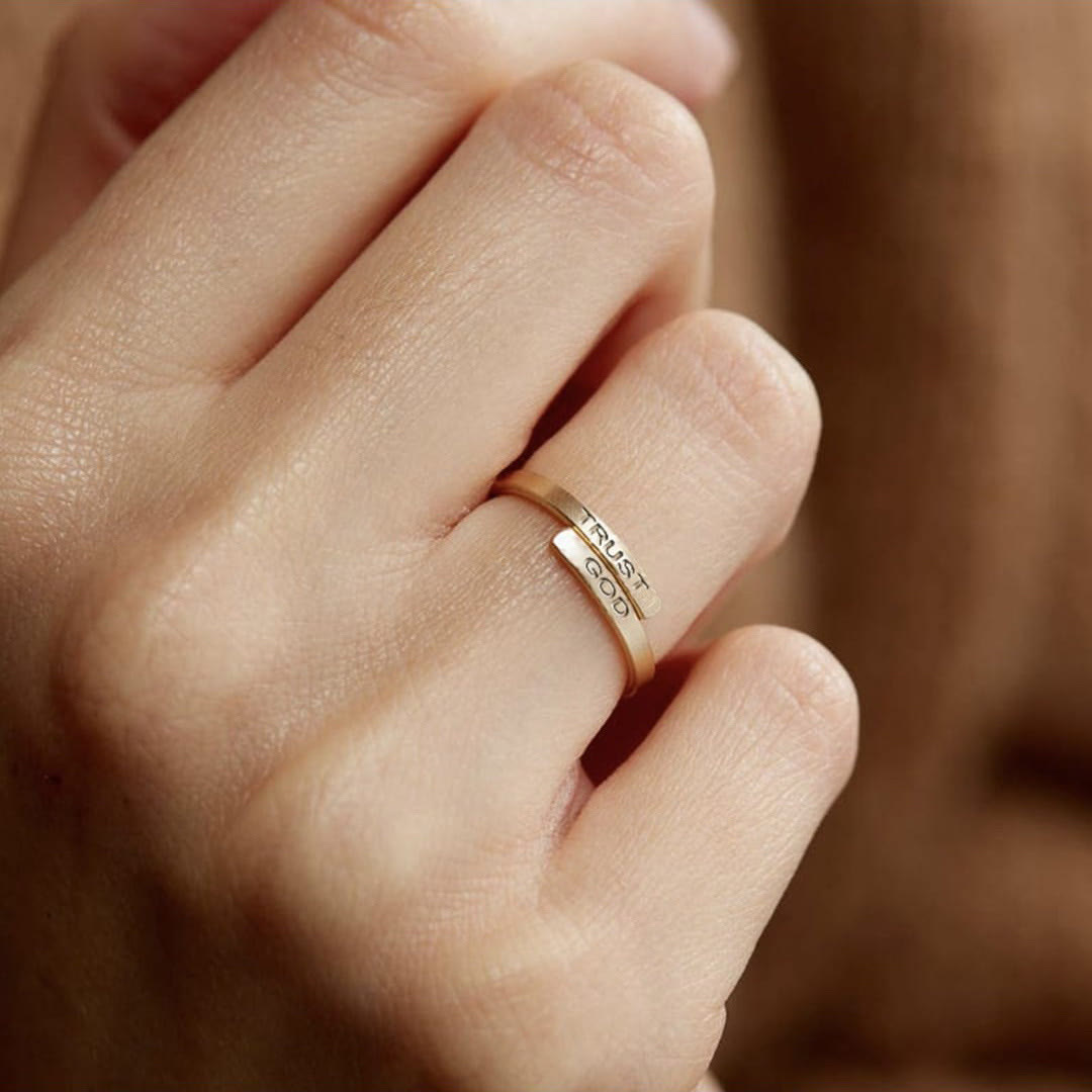 Anillo de Banda Partida "CONFÍA EN DIOS": Compañero Firme de Confianza Divina