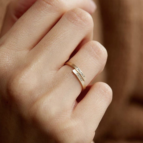 Anillo de Banda Partida "CONFÍA EN DIOS": Compañero Firme de Confianza Divina