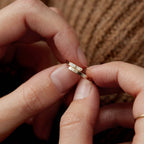 Anillo de Banda Partida "CONFÍA EN DIOS": Compañero Firme de Confianza Divina