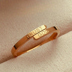 Anillo de Banda Partida "CONFÍA EN DIOS": Compañero Firme de Confianza Divina