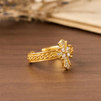 Set de Anillos Flor de Lis de Esmalte con Cruz de Circonia: Emblema de Pureza y Redención Divinas