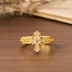 Set de Anillos Flor de Lis de Esmalte con Cruz de Circonia: Emblema de Pureza y Redención Divinas