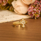 Set de Anillos Flor de Lis de Esmalte con Cruz de Circonia: Emblema de Pureza y Redención Divinas