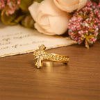 Set de Anillos Flor de Lis de Esmalte con Cruz de Circonia: Emblema de Pureza y Redención Divinas