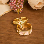 Set de Anillos Flor de Lis de Esmalte con Cruz de Circonia: Emblema de Pureza y Redención Divinas