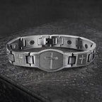 Pulsera de Cadena de Eslabones con Cruz Grabada: Símbolo de Fuerza Divina y Fe