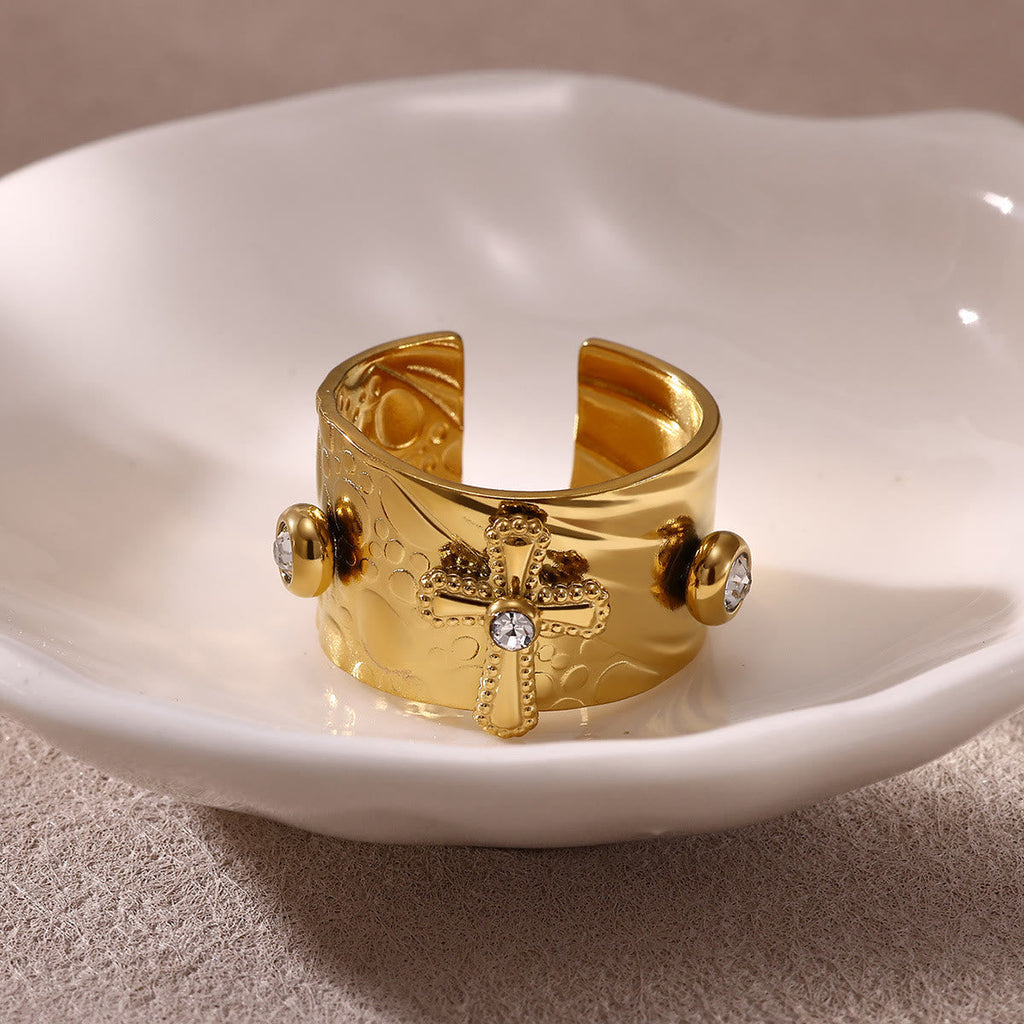 Anillo de Devoción de Banda Ancha Cruz de la Redención con Circonita