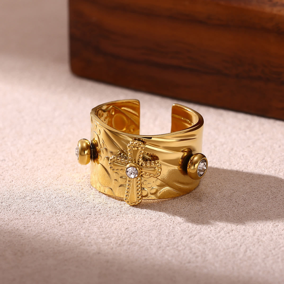 Anillo de Devoción de Banda Ancha Cruz de la Redención con Circonita