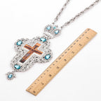 Collar con Dije de Cruz Ortodoxa Ornamentada con Gemas: Emblema de Redención y Gloria Divina