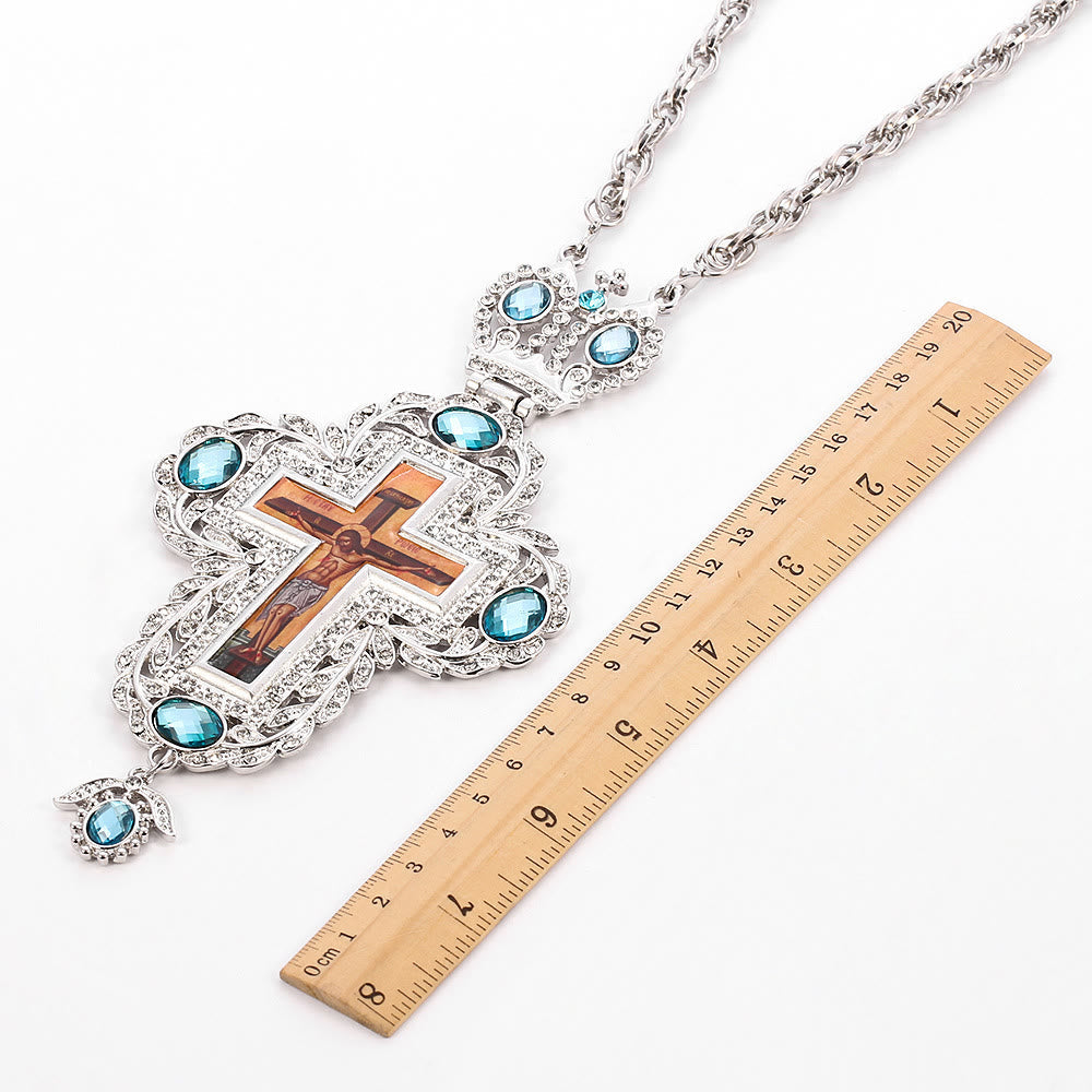 Collar con Dije de Cruz Ortodoxa Ornamentada con Gemas: Emblema de Redención y Gloria Divina