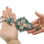 Collar con Dije de Cruz Ortodoxa Ornamentada con Gemas: Emblema de Redención y Gloria Divina