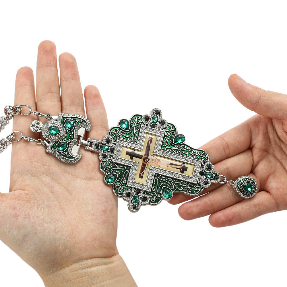 Collar con Dije de Cruz Ortodoxa Ornamentada con Gemas: Emblema de Redención y Gloria Divina
