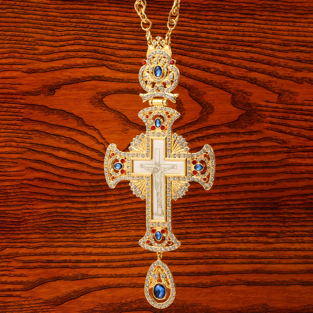 Collar con Dije de Cruz Ortodoxa Ornamentada con Gemas: Emblema de Redención y Gloria Divina