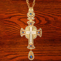 Collar con Dije de Cruz Ortodoxa Ornamentada con Gemas: Emblema de Redención y Gloria Divina