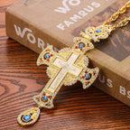 Collar con Dije de Cruz Ortodoxa Ornamentada con Gemas: Emblema de Redención y Gloria Divina