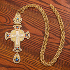 Collar con Dije de Cruz Ortodoxa Ornamentada con Gemas: Emblema de Redención y Gloria Divina