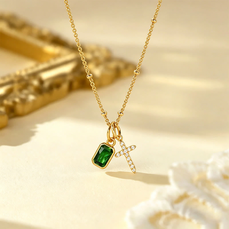 Collar de Fe con Cruz Sagrada y Dije de Gema Rectangular: Símbolo de Gracia Divina y Devoción