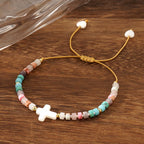 Pulsera de Amistad de Cuentas de Piedra Natural con Cruz Calada: Ícono de Devoción Espiritual