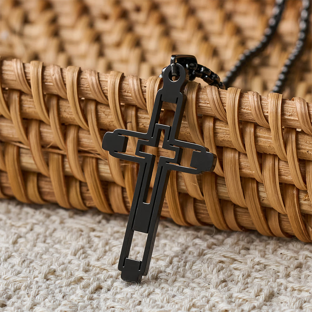 Collar Llamativo de Cruz Geométrica Calada: Emblema de Devoción y Guía Espiritual