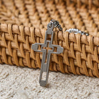 Collar Llamativo de Cruz Geométrica Calada: Emblema de Devoción y Guía Espiritual