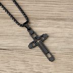 Collar Llamativo de Cruz Geométrica Calada: Emblema de Devoción y Guía Espiritual