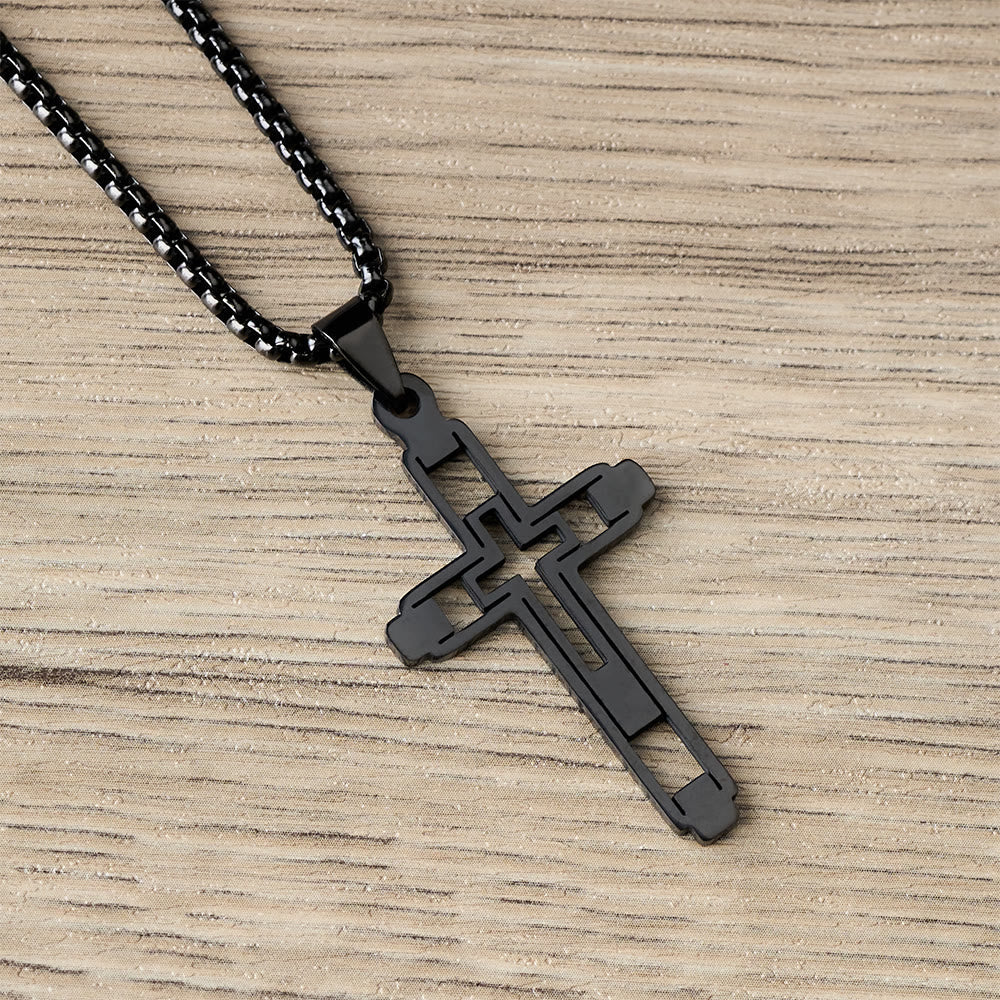 Collar Llamativo de Cruz Geométrica Calada: Emblema de Devoción y Guía Espiritual