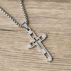 Collar Llamativo de Cruz Geométrica Calada: Emblema de Devoción y Guía Espiritual