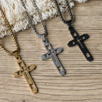Collar Llamativo de Cruz Geométrica Calada: Emblema de Devoción y Guía Espiritual