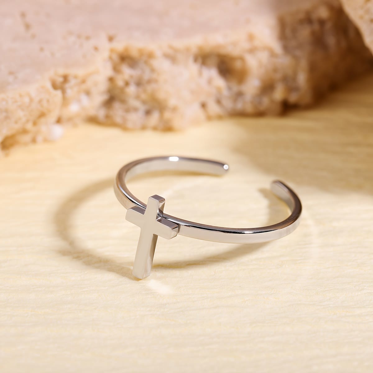 Anillo Abierto de Cruz Minimalista: Símbolo de Fe Devota y Gracia Espiritual