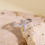 Anillo Abierto de Cruz Minimalista: Símbolo de Fe Devota y Gracia Espiritual