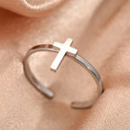 Anillo Abierto de Cruz Minimalista: Símbolo de Fe Devota y Gracia Espiritual