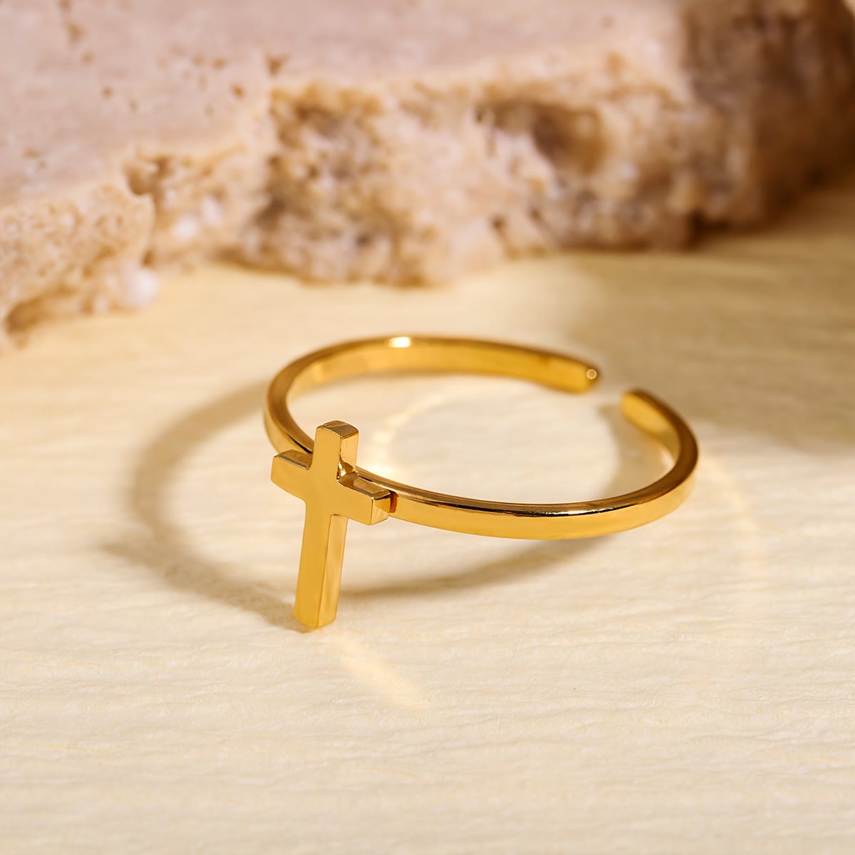 Anillo Abierto de Cruz Minimalista: Símbolo de Fe Devota y Gracia Espiritual