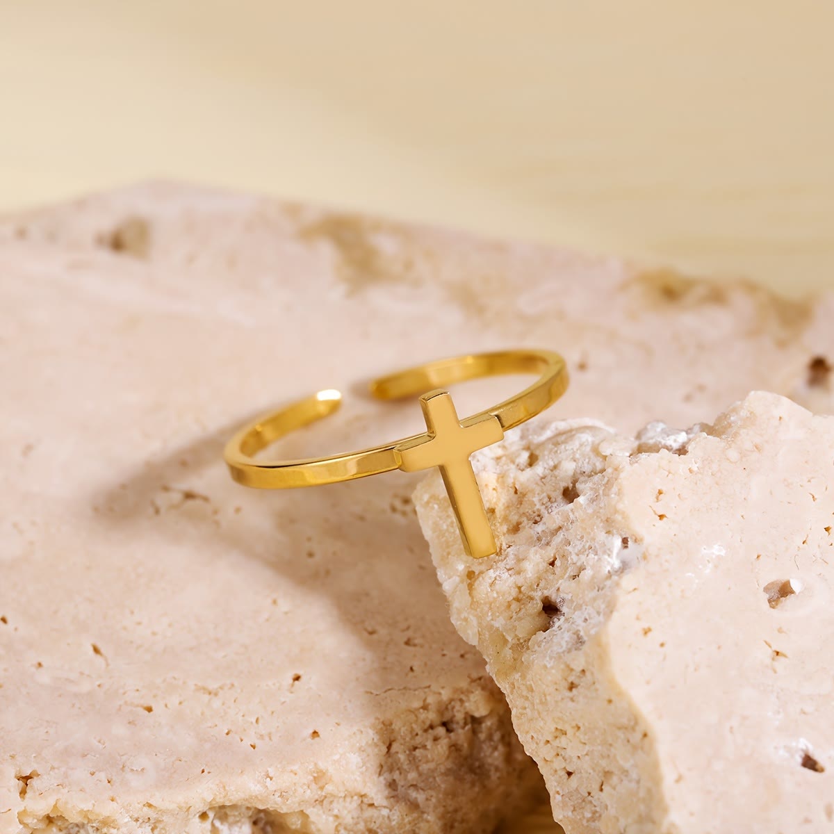 Anillo Abierto de Cruz Minimalista: Símbolo de Fe Devota y Gracia Espiritual
