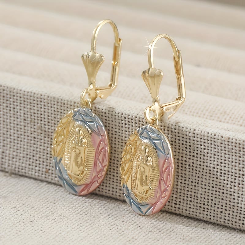 Aretes Colgantes Ovalados de Virgen Ornamentados: Gracia Maternal y Protección Divina