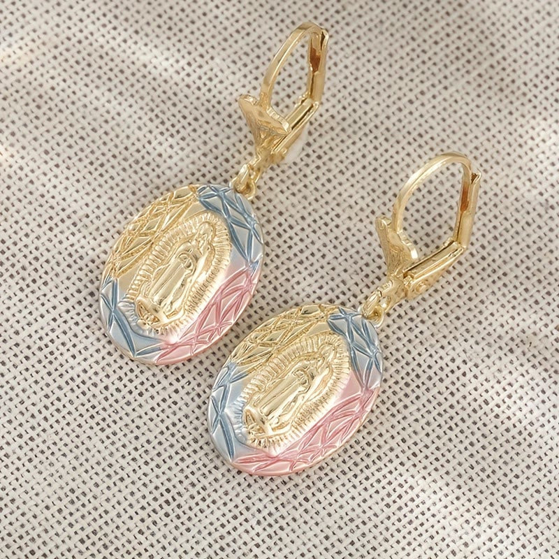 Aretes Colgantes Ovalados de Virgen Ornamentados: Gracia Maternal y Protección Divina