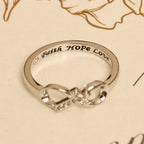 Anillo Abierto de Cruz Infinita con Grabado: Emblema de Fuerza Espiritual y Guía Divina