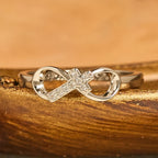Anillo Abierto de Cruz Infinita con Grabado: Emblema de Fuerza Espiritual y Guía Divina