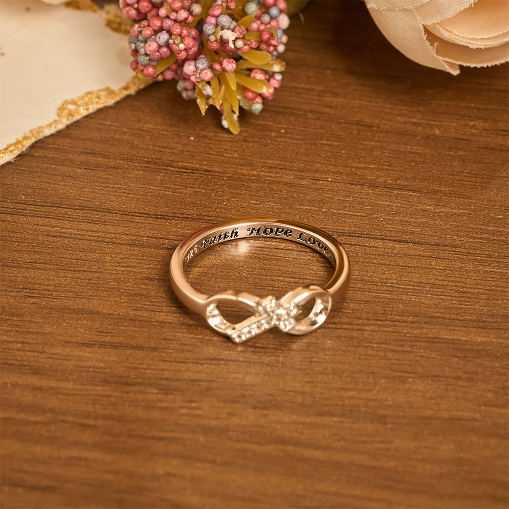 Anillo Abierto de Cruz Infinita con Grabado: Emblema de Fuerza Espiritual y Guía Divina
