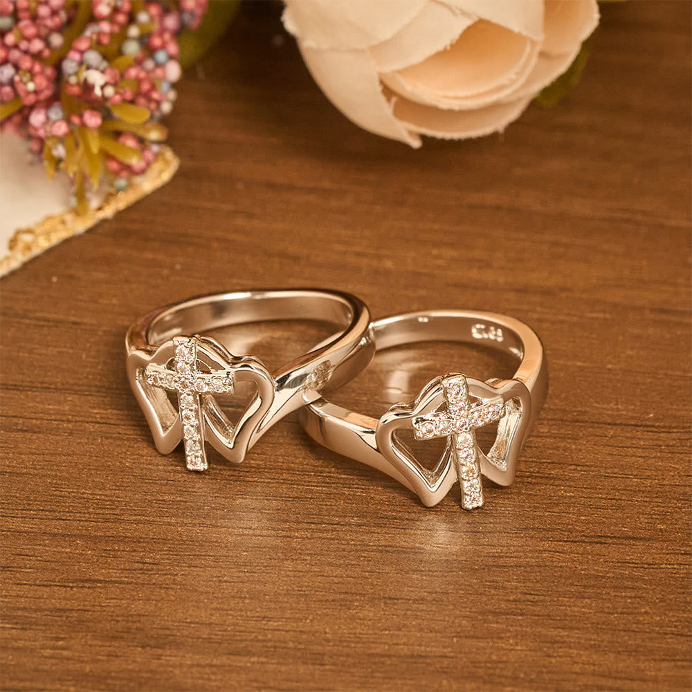 Anillo de Cruz con Corazones Gemelos: Emblema de Fuerza Espiritual y Fe Inquebrantable