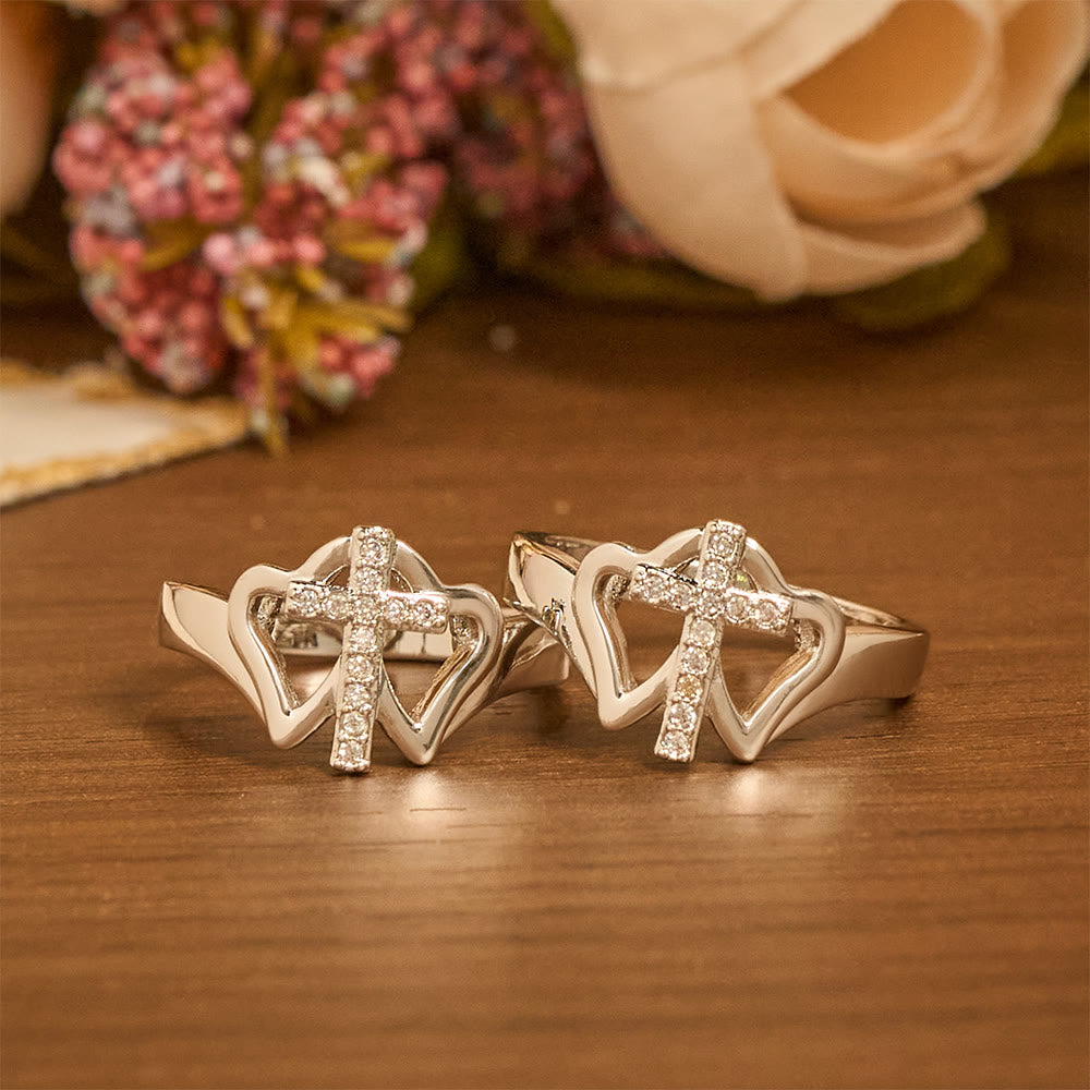 Anillo de Cruz con Corazones Gemelos: Emblema de Fuerza Espiritual y Fe Inquebrantable
